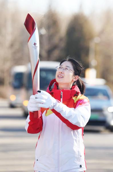 守护冬奥火炬,伊利金领冠“科研女神”叶文慧担任火炬手